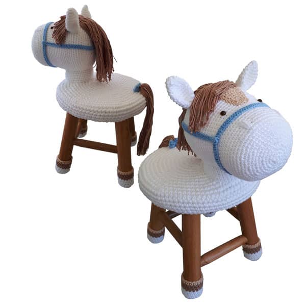Banqueta com Capa de Crochê de Cavalo