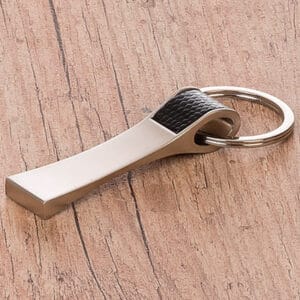 Chaveiro metálico com detalhe em couro