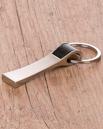 Chaveiro metálico com detalhe em couro