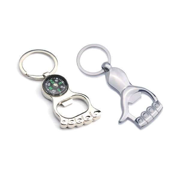 Chaveiro em formato de abridor de garrafa com bússola