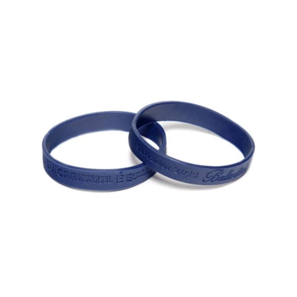 Pulseira de borracha com dupla gravação em baixo relevo