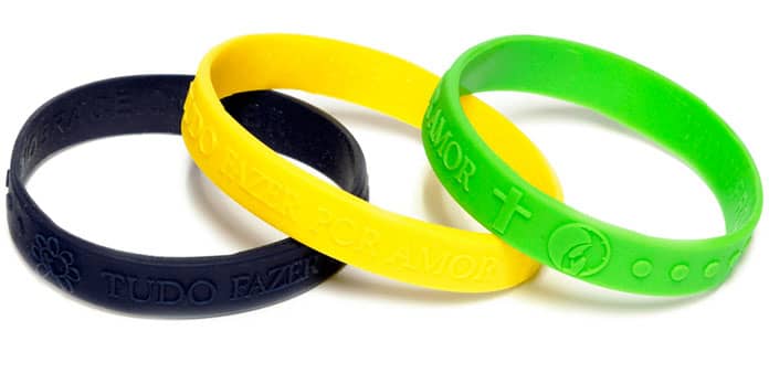 Pulseira de silicone com gravação em alto relevo