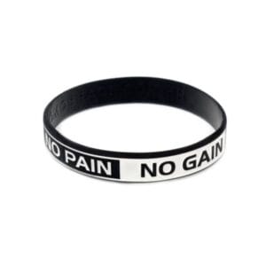 Pulseira de silicone com gravação em baixo relevo com cor