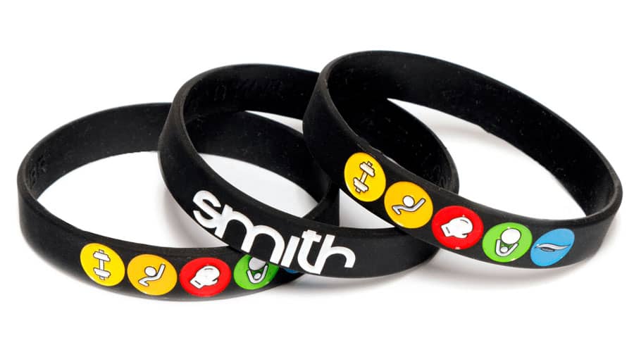 Pulseira de silicone com mensagem multicolorida